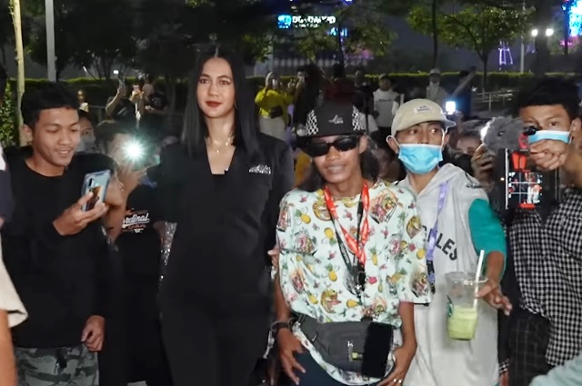 Gaya Paula Verhoeven Saat Mencoba Catwalk Citayam Fashion Week