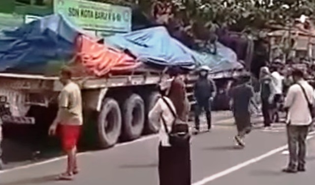 Musibah Kecelakaan Maut di Kranji Bekasi Tronton Tabrak Tiang BTS 10 Orang Tewas