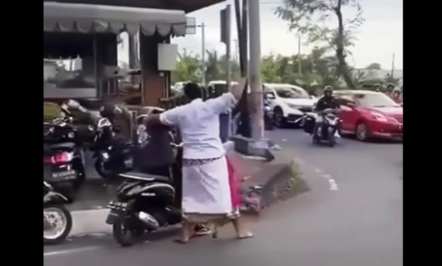 Pria Mengamuk Bawa Sajam di Kuta Utara Badung Bali Lukai Pengendara di Jalan Raya