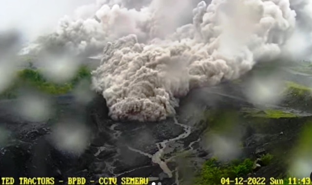 Gunung Semeru Erupsi Level Siaga Keluarkan Awan Panas Radius 7 Km