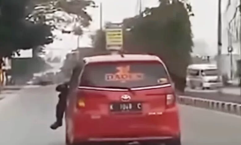 Polisi terseret mobil
