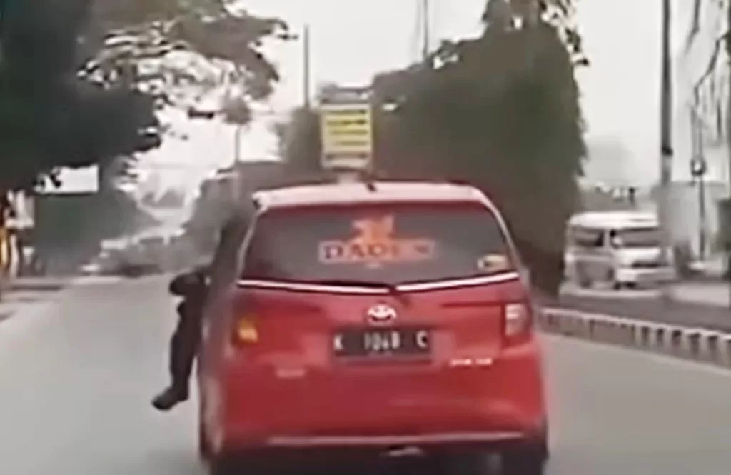 Polisi terseret mobil