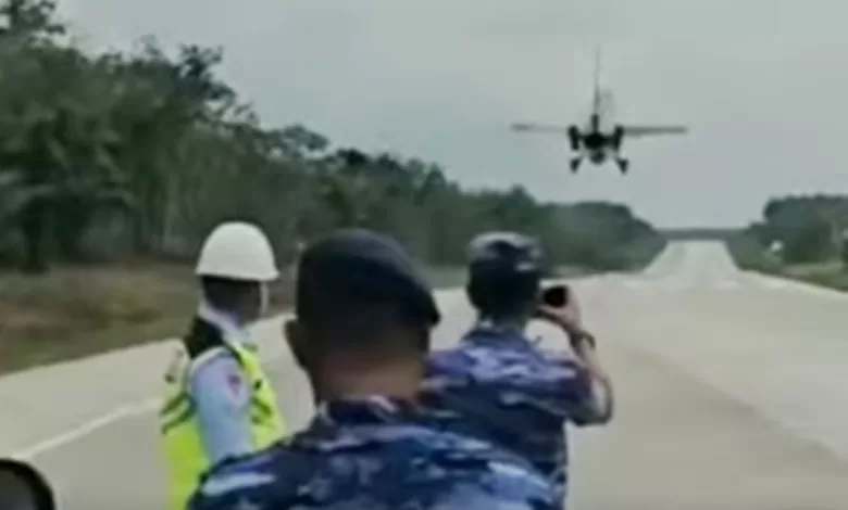 pesawat mendarat di tol lampung