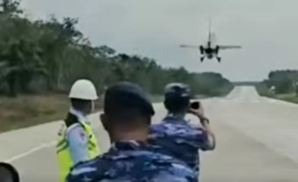 pesawat mendarat di tol lampung