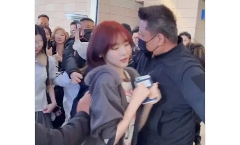 Jiwoo didorong di bandara Shanghai