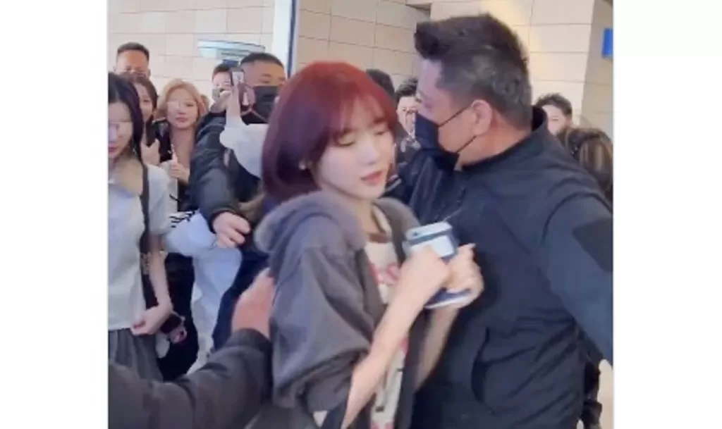 Jiwoo didorong di bandara Shanghai