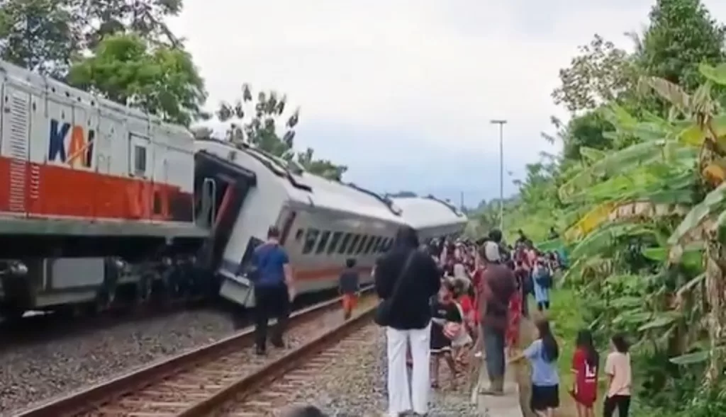 anjlokan Kereta Api Bangunkarta