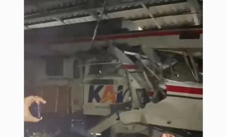 tabrakan kereta api bekasi timur