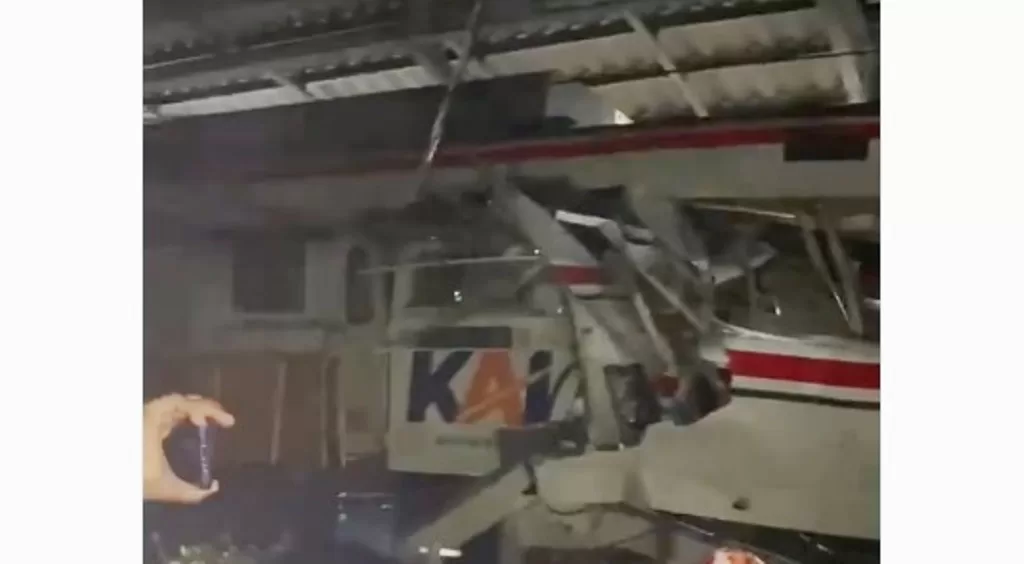 tabrakan kereta api bekasi timur